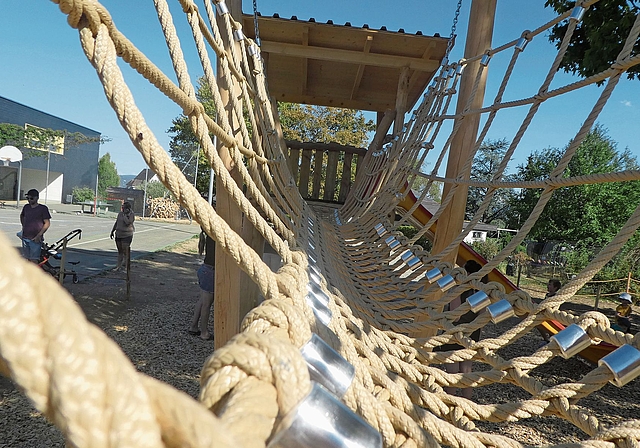 Element: Die geknüpfte Hängebrücke führt zum begehrten Aussichtsturm. Fotos: Sabine Asprion
