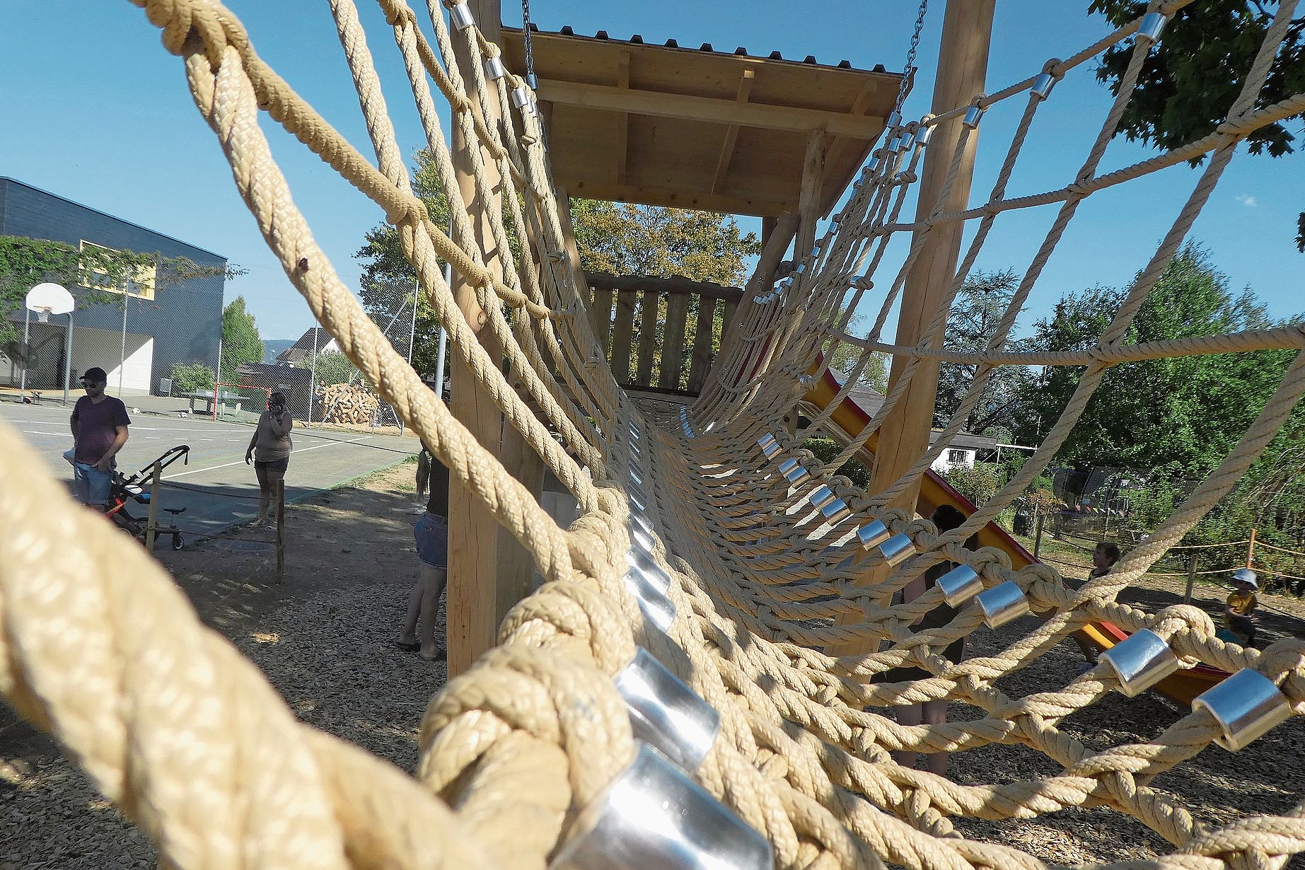 Element: Die geknüpfte Hängebrücke führt zum begehrten Aussichtsturm. Fotos: Sabine Asprion Element: Die geknüpfte Hängebrücke führt zum begehrten Aussichtsturm. Fotos: Sabine Asprion