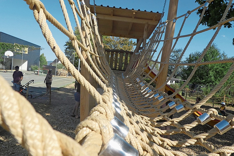 Element: Die geknüpfte Hängebrücke führt zum begehrten Aussichtsturm. Fotos: Sabine Asprion Element: Die geknüpfte Hängebrücke führt zum begehrten Aussichtsturm. Fotos: Sabine Asprion