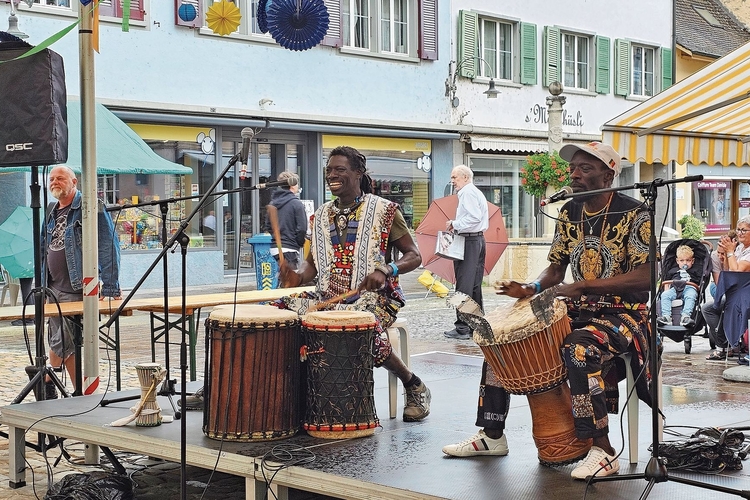 Mit ihnen blieben keine Füsse still: Madiakher Niang & Badou Sene aus Basel erfüllten das Stedtli mit senegalesischen Rhythmen. 