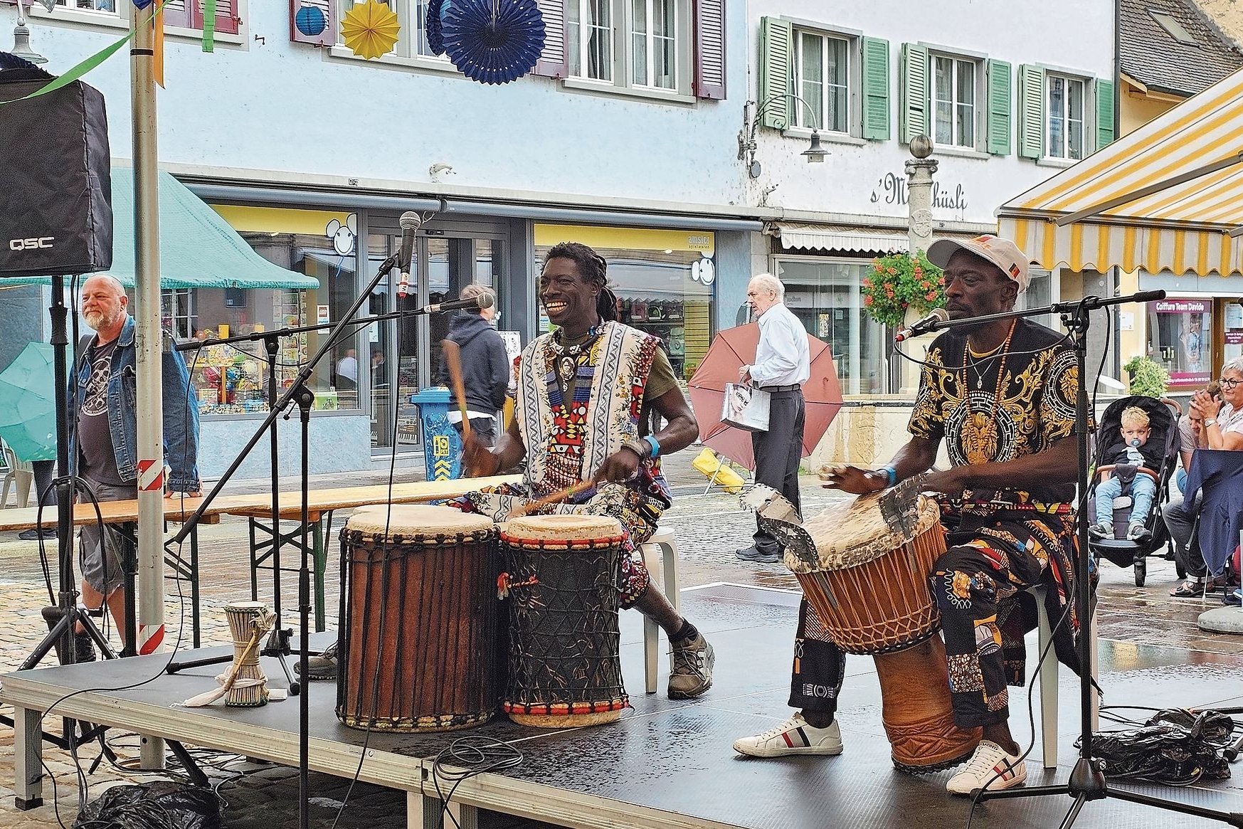 Mit ihnen blieben keine Füsse still: Madiakher Niang & Badou Sene aus Basel erfüllten das Stedtli mit senegalesischen Rhythmen. 