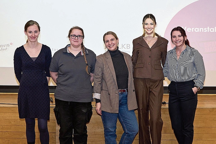Auf dem Podium: (v. l.) Michelle Fellmann, gelernte Elektroinstallateurin, Salome Steiner, Lernende Elektroinstallateurin im 2. Lehrjahr, Lisa Berchten, Moderation, Robin Steffen, gelernte Polymechanikerin, und Verena Gebler, HR-Expertin. Foto: Photo