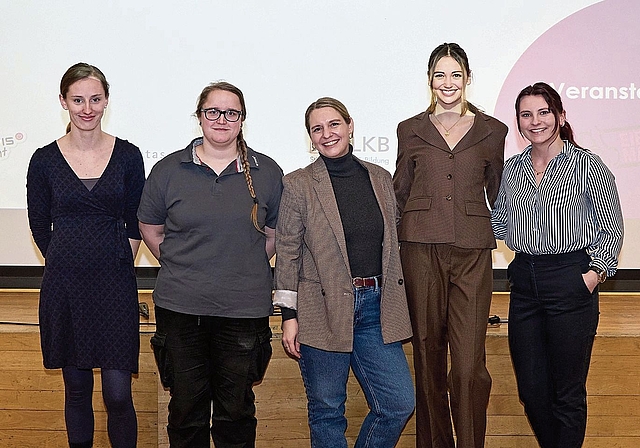 Auf dem Podium: (v. l.) v. l.) Salome Steiner, Lernende Elektroinstallateurin im 2. Lehrjahr, Michelle Fellmann, gelernte Elektroinstallateurin,  Verena Gebler, HR-Expertin, Lisa Berchten, Moderatorin und Robin Steffen, gelernte Polymechaniker Foto: Photo