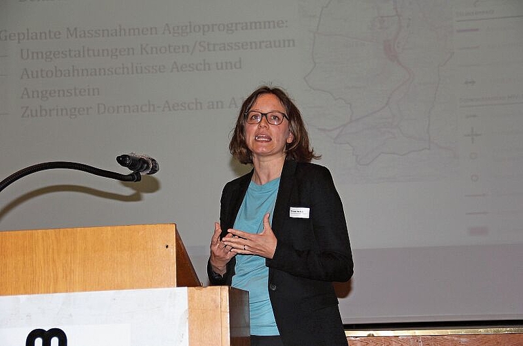 Stellte an der GV den Stand der Planungen vor: Nicole Wehrli, Mitarbeiterin der Abteilung Raumplanung der Gemeinde Reinach und Projektleiterin beim Mobilitätskonzept. Foto: Tobias Gfeller