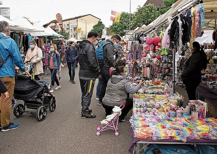 Beliebt und gut besucht: Der Pfingstmarkt in Breitenbach. Foto: Jürg Jeanloz
