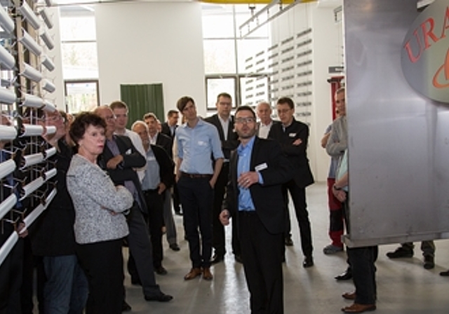 Taufpatin: Esther Gassler (l.) taufte Uranus, die neue Oberflächenbeschichtungsanlage der Stebler Blech AG, welche Roger Kämpfer (Mitte) den Besucherinnen und Besuchern erklärte. Fotos: Martin Staub Podium: (v.l.) Peter Dietrich, Direktor Swissmen
