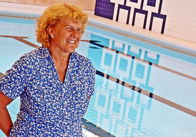 Freude nicht nur über den Preis: «Unzählige Kinder durften hier im Hallenbad March schwimmen lernen.» Foto: Roland Bürki 