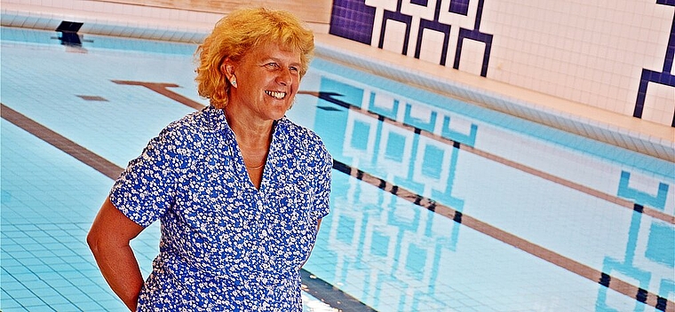 Freude nicht nur über den Preis: «Unzählige Kinder durften hier im Hallenbad March schwimmen lernen.» Foto: Roland Bürki