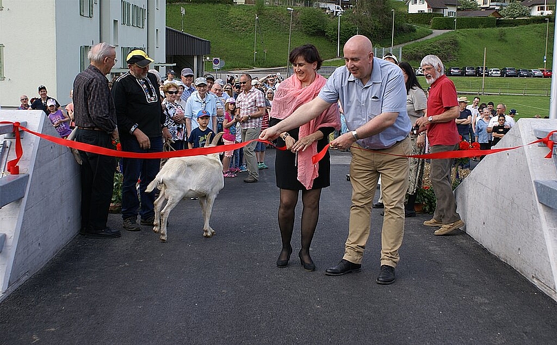 Eröffnungsband wird durchgeschnitten: Gemeinderätin Bernadetta Christ-Albrecht und Bauingenieur Alain Chevrolet. Fotos: Jürg jeanloz
