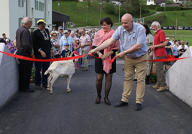 Eröffnungsband wird durchgeschnitten: Gemeinderätin Bernadetta Christ-Albrecht und Bauingenieur Alain Chevrolet. Fotos: Jürg jeanloz