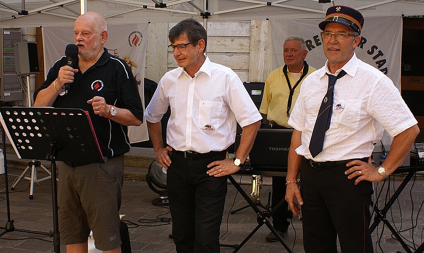 Vorstand Feuerwehrverein: (v.l. ) Vizepräsident Hansjörg Gygi, Präsident Andreas Frey und Omelifahrer Tiziano Formenton.