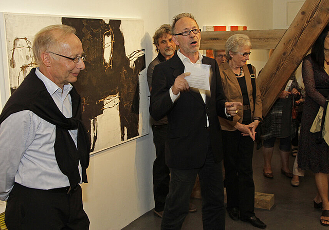 Kunststück: Niggi Ulrich erklärt den Laufnern die Kunst der Kunstvermittlung. Martin Blatter (l.) hört aufmerksam zu.   Foto: Martin Staub