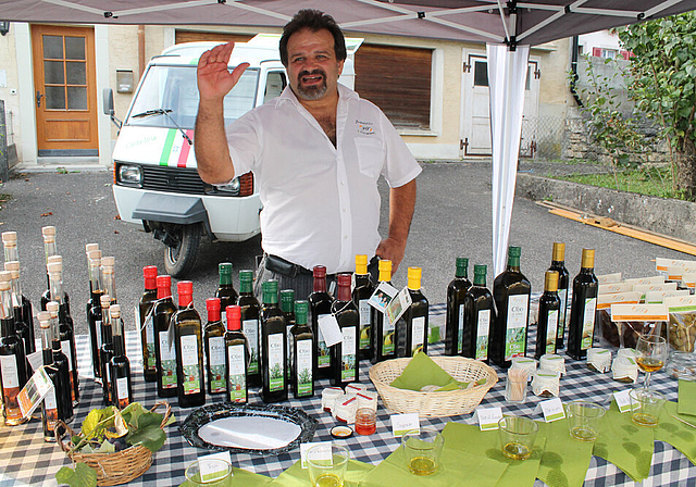 Spezialitäten: Der Stand von Francesco Pantaleo stand ganz im Zeichen der Olive.   Foto: Dimitri Hofer