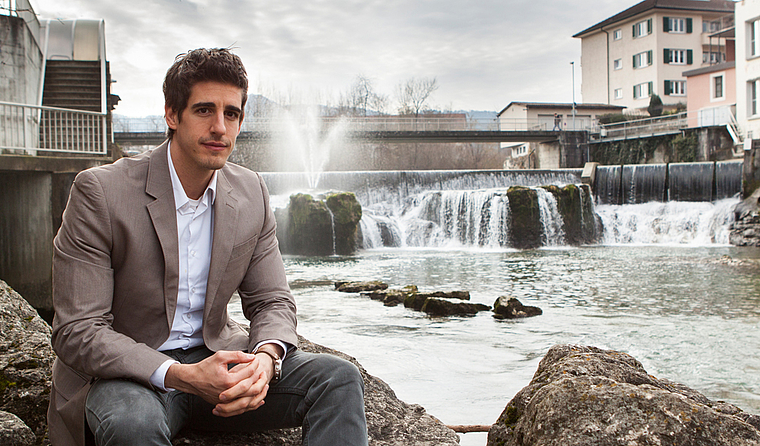 Politik macht Spass: Marc Scherrer vor dem Birsfall in Laufen. Foto: Raphael Ammann