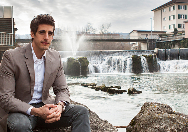 Politik macht Spass: Marc Scherrer vor dem Birsfall in Laufen.   Foto: Raphael Ammann