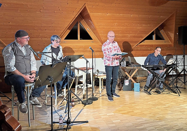 Stimmungsvoll: (von links) Max Mundwiler, Barbara Saladin, Daniel Buser und Michael Studer entführten in die Welt der Sagen.Foto: Caspar Reimer