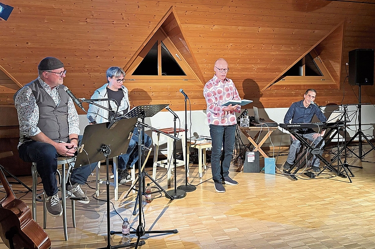 Stimmungsvoll: (von links) Max Mundwiler, Barbara Saladin, Daniel Buser und Michael Studer entführten in die Welt der Sagen.Foto: Caspar Reimer