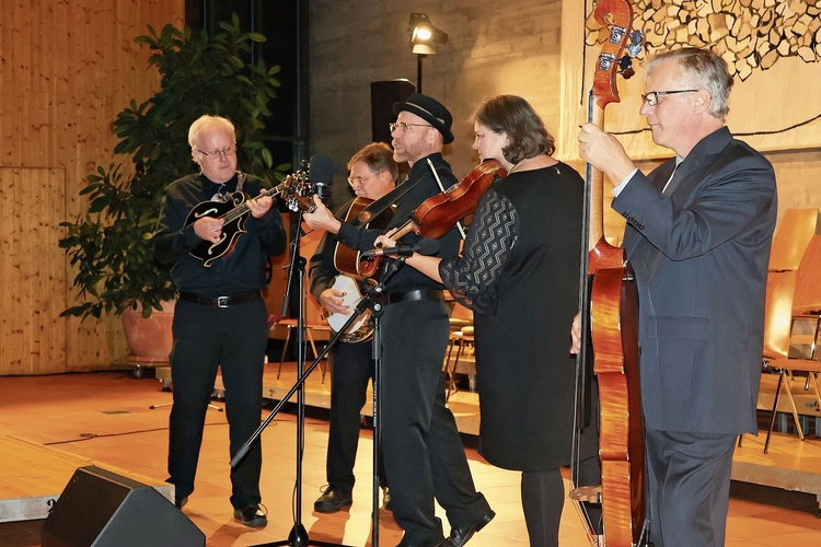 ... gemeinsam mit der US-Bluegrass-Band Monroe Crossing. Fotos: Florin Bürgler ... gemeinsam mit der US-Bluegrass-Band Monroe Crossing. Fotos: Florin Bürgler