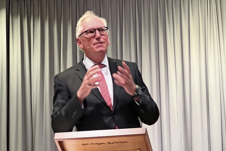 Vortrag: Thomas Borer erklärt die politische Krise der Schweiz und ihre Folgen. Foto: Simon Jermann