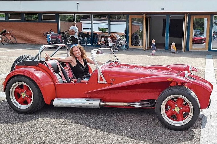 Vollgas: Annina Liechty hat die Kirche auch für Oldtimer geöffnet. Foto: zVg