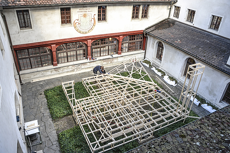 Es wird «angerichtet»: Im Innenhof des Klosters Dornach entsteht eine Installation von Andreas Schneider. Foto: Thomas Kramer