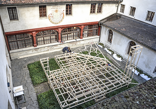 Es wird «angerichtet»: Im Innenhof des Klosters Dornach entsteht eine Installation von Andreas Schneider.  Foto: Thomas Kramer