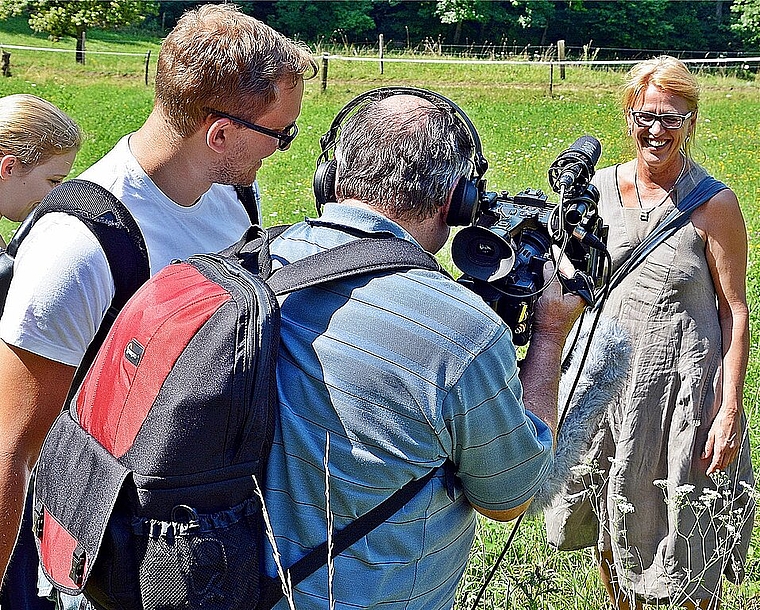 Naturtalent: «Chrüterhäx» Beate Beckmann kennt sich mit Kräutern und Fernsehteams bestens aus. Foto: Roland Bürki