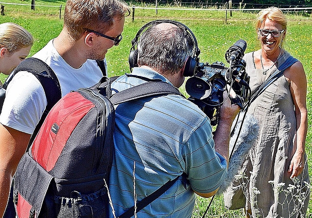 Naturtalent: «Chrüterhäx» Beate Beckmann kennt sich mit Kräutern und Fernsehteams bestens aus. Foto: Roland Bürki