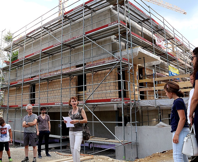 Vor dem Rohbau des Kinder- und Jugendheims: Claudia Weibel, Präsidentin der Baukommission, eröffnet das Aufrichtefest. Foto: Gaby Walther