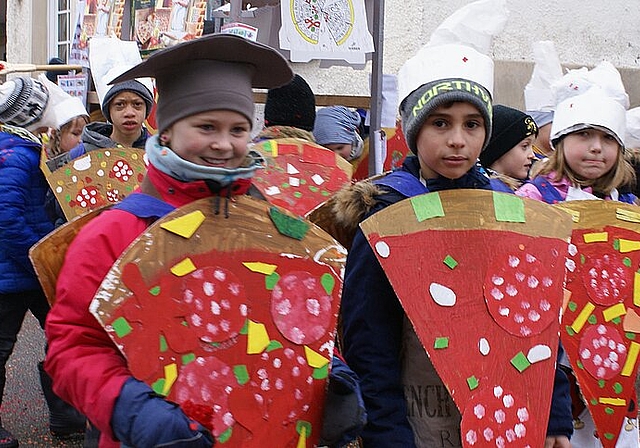 Eine Pizza gefälligst? Kinder an der Liesberger Fasnacht. Fotos: Jürg Jeanloz
