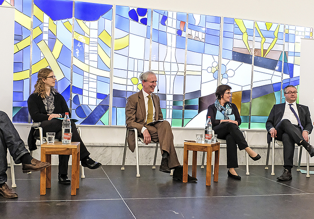 Hochkarätiges Podium zwischen Abgrenzung und Harmonie: Martin Wallraff, Esther Kobel, Michael Bangert, Edith Rey Kühntopf, Remo Ankli und Harald Rein, v. l.  Foto: Thomas Brunnschweiler