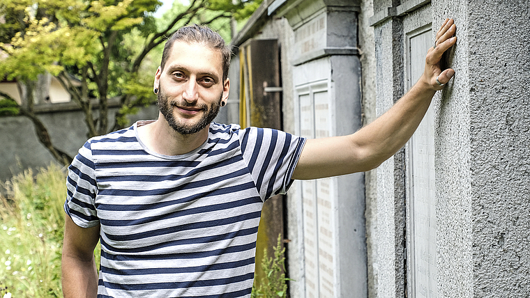 Der Romanautor an einem seiner Schauplätze: Timothée Wahlen auf dem alten Friedhof Arlesheim.  Foto: Thomas Brunnschweiler