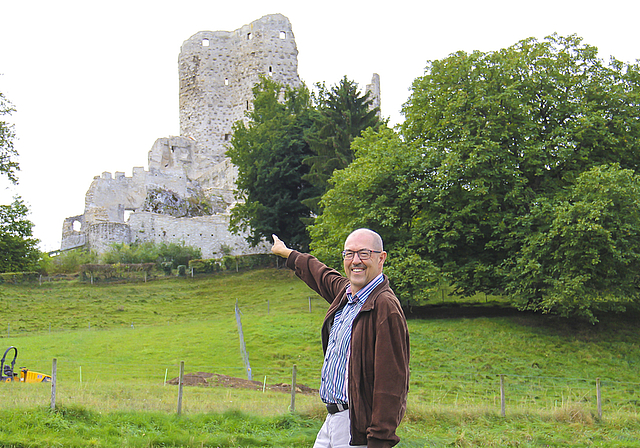 Steht gerne vor der Kamera : «Mini Schwiz, dini Schwiz»-Teilnehmer Felix Keller am Fuss der Ruine Pfeffingen. Sie ist ein wichtiger Teil der Sendung. Foto: Tobias Gfeller