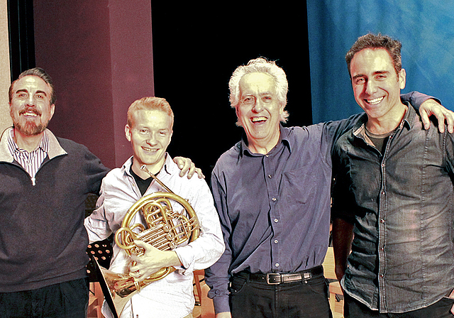 Protagonisten (v. l.): Oscar Garcia (Konzertmeister), Dominik Zinsstag (Solist Horn), Jonathan Brett Harrison (Dirigent) und
