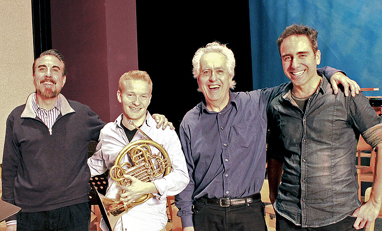 Protagonisten (v. l.): Oscar Garcia (Konzertmeister), Dominik Zinsstag (Solist Horn), Jonathan Brett Harrison (Dirigent) und