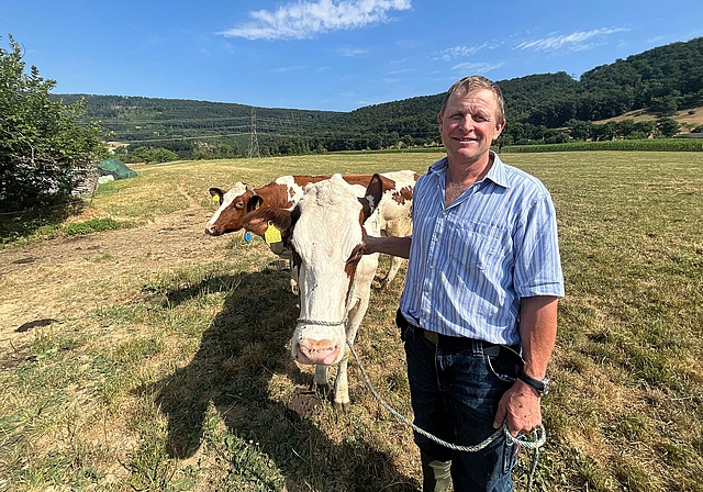 Patrick Staub: «Die Weiden sind abgegrast, die Tiere müssen bereits aus dem Wintervorrat gefüttert werden.» Fotos: Bea Asper
