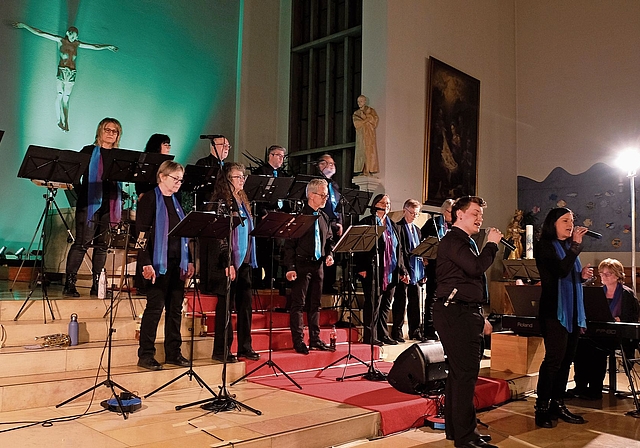 Stimmungsvoll: 14 Choristinnen und Choristen und eine Band boten ein eindrucksvolles Konzert. Foto: Thomas Brunnschweiler