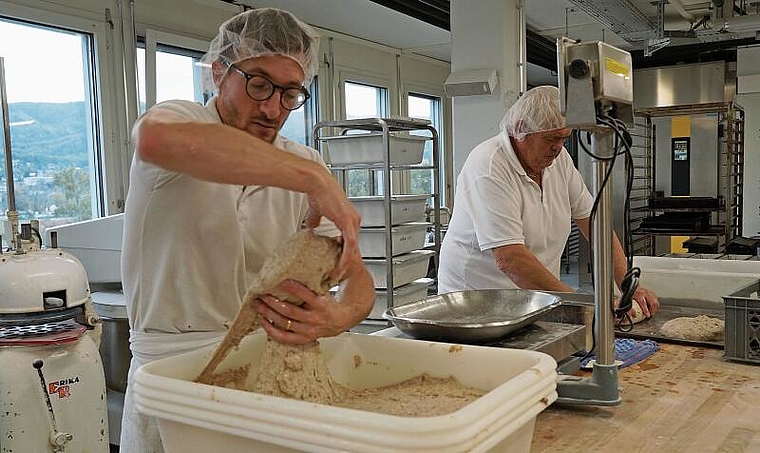 Jeder Handgriff sitzt: Lionel Stantina, Chefbäcker (l.), und Jacques Parmentier, Bäcker. Foto: Tobias Gfeller