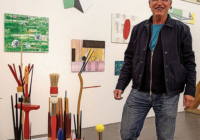 Der Künstler in der Galerie Alts Schlachthuus: Samuel Weiss neben seinen Pinselskulpturen und vor seinen Bildern. Foto: Martin Staub