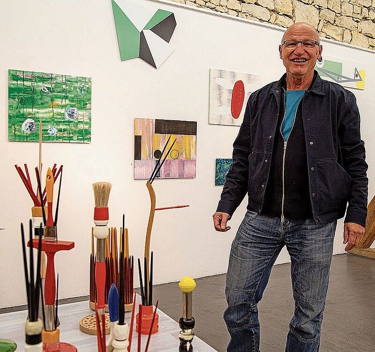 Der Künstler in der Galerie Alts Schlachthuus: Samuel Weiss neben seinen Pinselskulpturen und vor seinen Bildern. Foto: Martin Staub