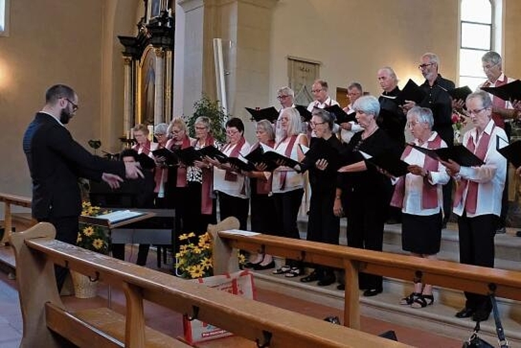 Der Kirchenchor Bärschwil unter Roberto Squillaci: Das Vokalquartett Con Piacere in Schwarz begleitet.
Foto: Thomas Brunnschweiler