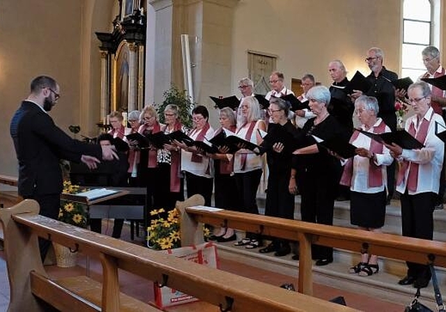 Der Kirchenchor Bärschwil unter Roberto Squillaci: Das Vokalquartett Con Piacere in Schwarz begleitet.
         
         
            Foto: Thomas Brunnschweiler