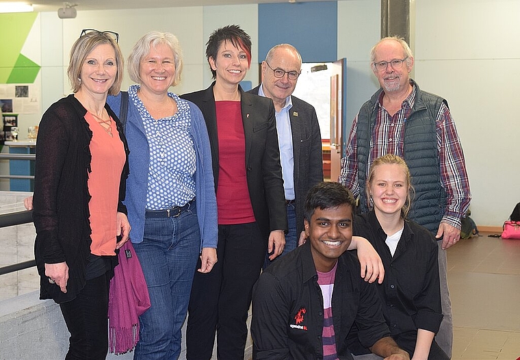 «Meet & Greet»: (vorne) Abeelan Rasadurai und Caroline Graf vom Jugendrat, (hinten) Maya Graf, Carole Seeberger, Sandra Sollberger, Claude Janiak, Christoph Keller. Foto: Bea Asper