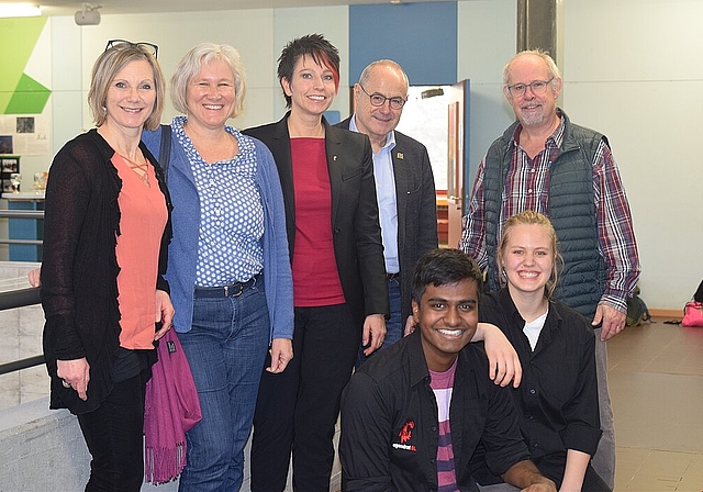 «Meet & Greet»: (vorne) Abeelan Rasadurai und Caroline Graf vom Jugendrat, (hinten) Maya Graf, Carole Seeberger, Sandra Sollberger, Claude Janiak, Christoph Keller. Foto: Bea Asper