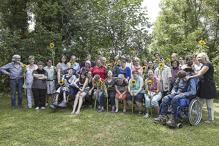 Bereicherndes Miteinander: Julian und Christina Seewer (ganz links) mit ihrer «Wydehöfli-Familie». Foto: ZVG