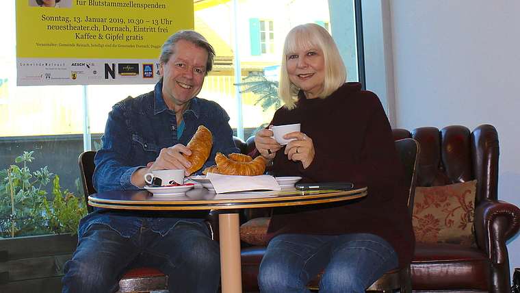 Plaudern bei Kaffee und Gipfeli: Aernschd Born und Barbara Preusler laden zum ersten «Gipfeltreffen». Foto: Caspar Reimer