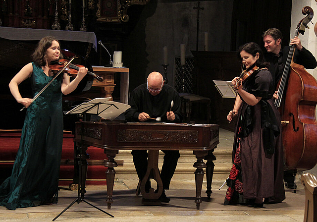 Das Ensemble: Patricia Kopatchinskaja, Viktor Kopatchinsky, Emilia Kopatchinskaja, Martin Gjakonovsky (v. l.) gastierten am Dienstag in Laufen.  Foto: Martin Staub