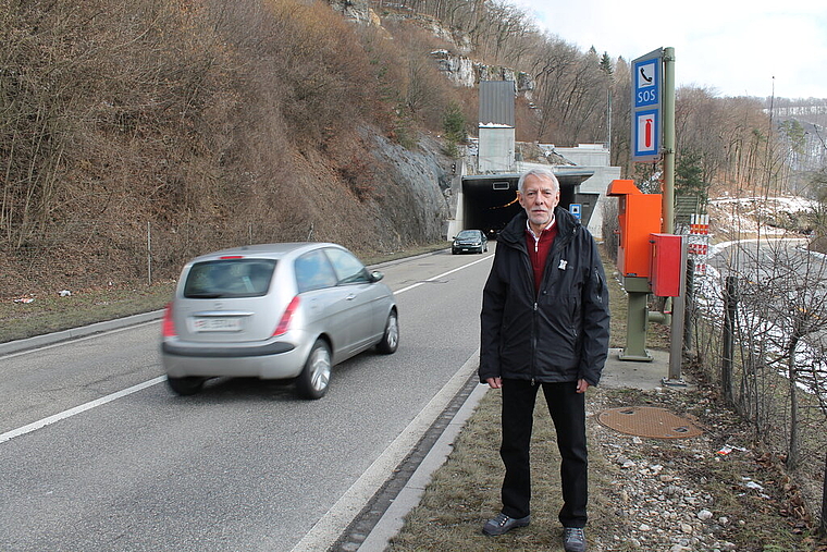 Hat das Ziel erreicht: Adrian Schmidlin neben der künftigen Nationalstrasse beim Eggflue- Tunnel. Foto: Dimitri Hofer