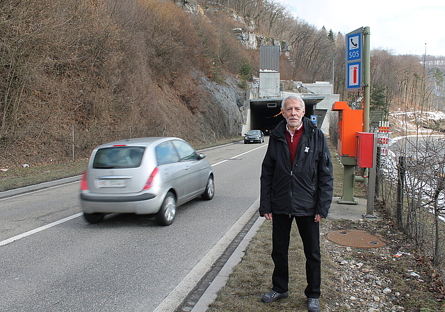 Hat das Ziel erreicht: Adrian Schmidlin neben der künftigen Nationalstrasse beim Eggflue- Tunnel. Foto: Dimitri Hofer