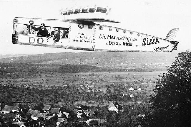 Höhenflug: Mit Hilfe analoger Bildbearbeitung hebt das Flugschiff «DO X», nachgebaut 
vom Turnverein Aesch anlässlich der Fasnacht 1931, ab.